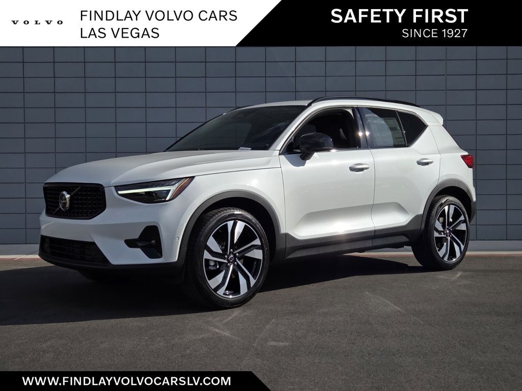 2026 VOLVO XC40