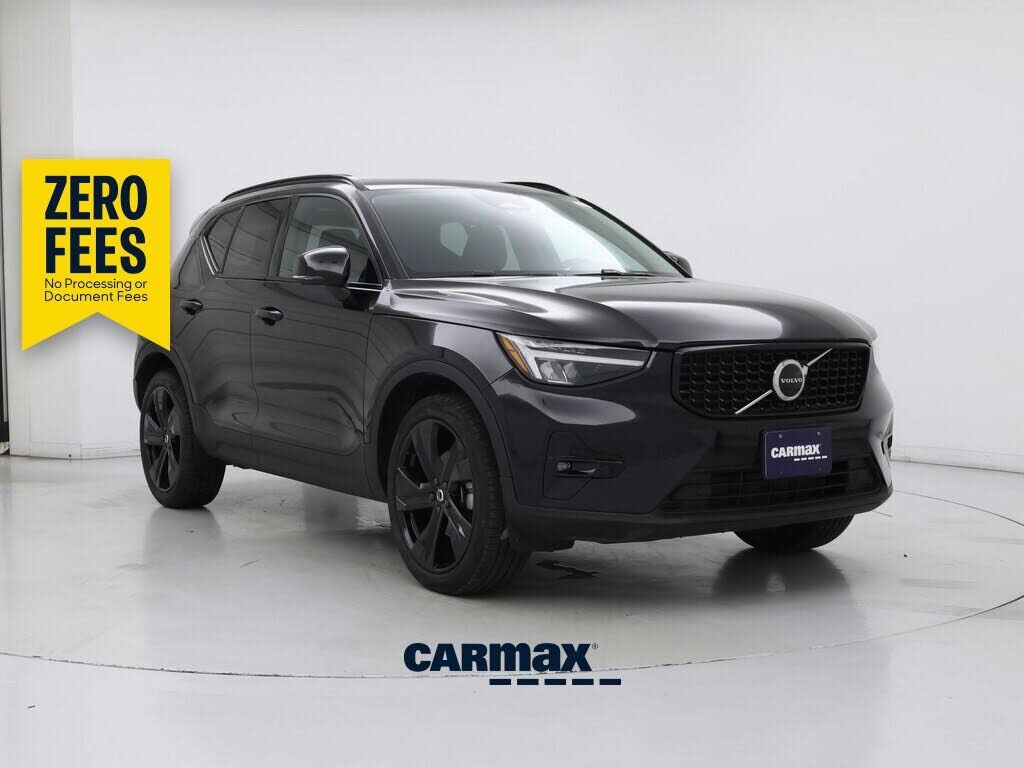 2023 VOLVO XC40