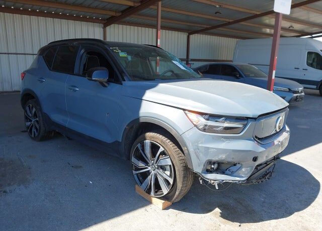2021 VOLVO XC40