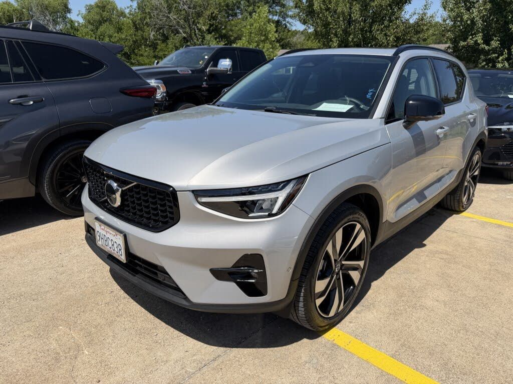 2023 VOLVO XC40