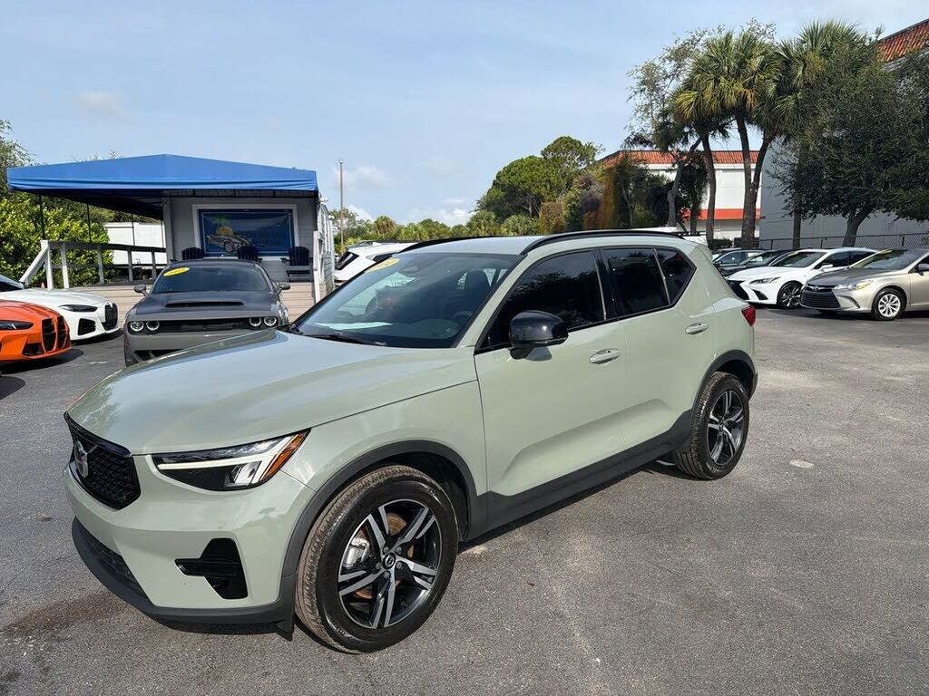 2024 VOLVO XC40