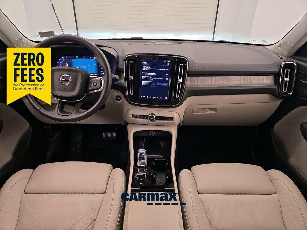2023 VOLVO XC40