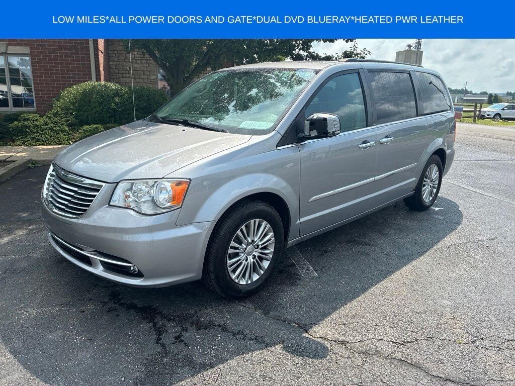 2013 CHRYSLER Town and Country