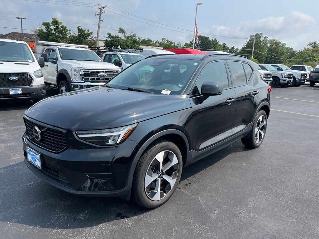 2024 VOLVO XC40