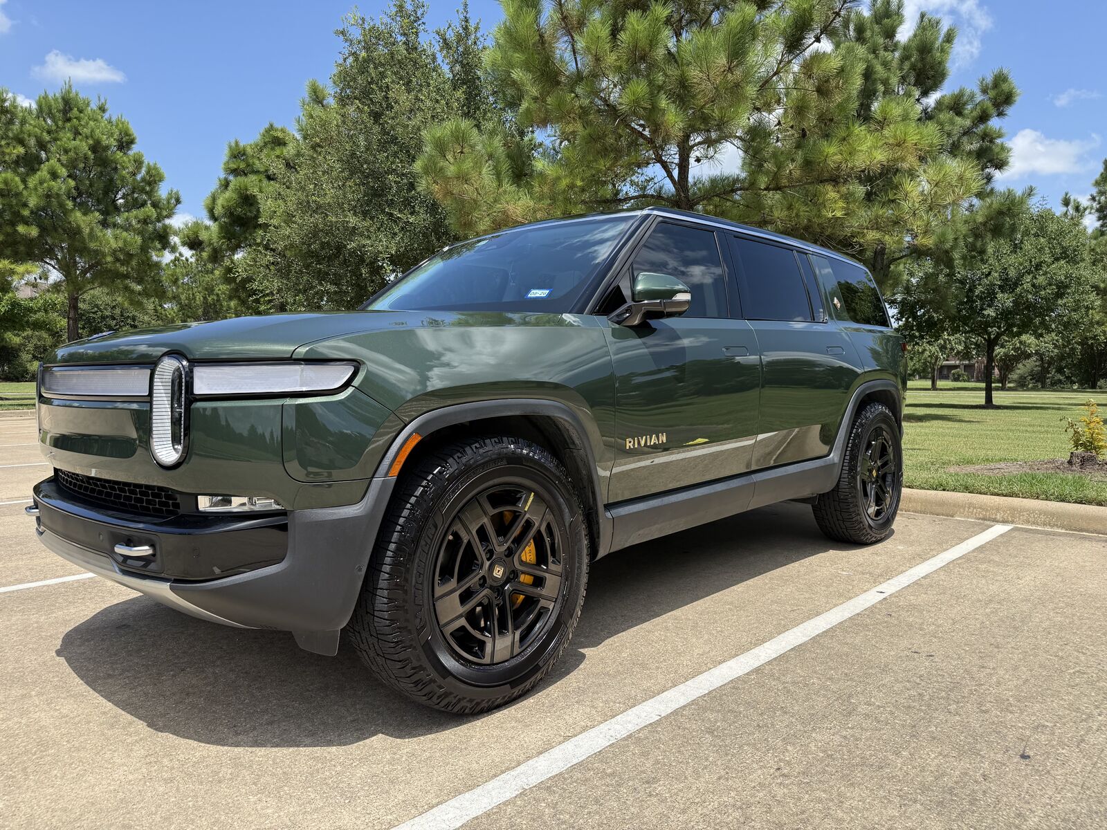 2023 RIVIAN R1S