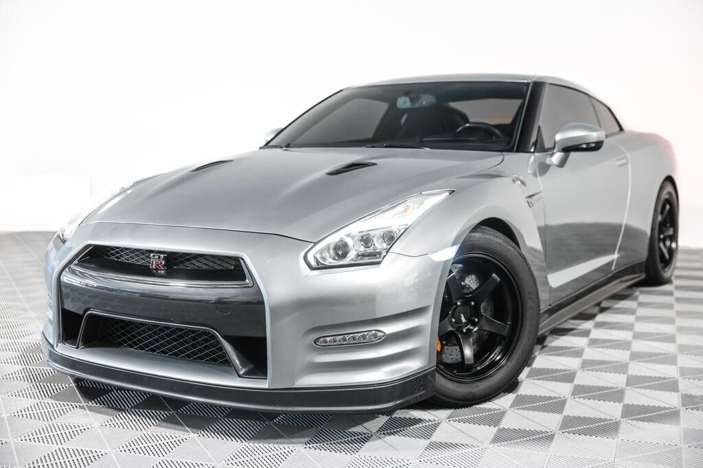 2015 NISSAN GT-R