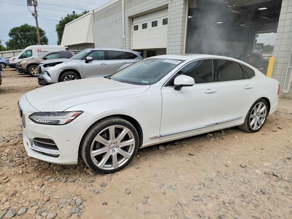 2017 VOLVO S90