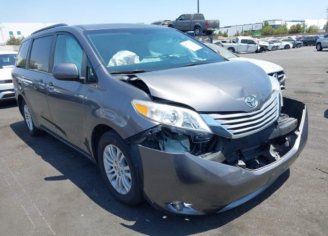 2017 TOYOTA Sienna
