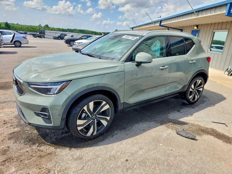 2023 VOLVO XC40