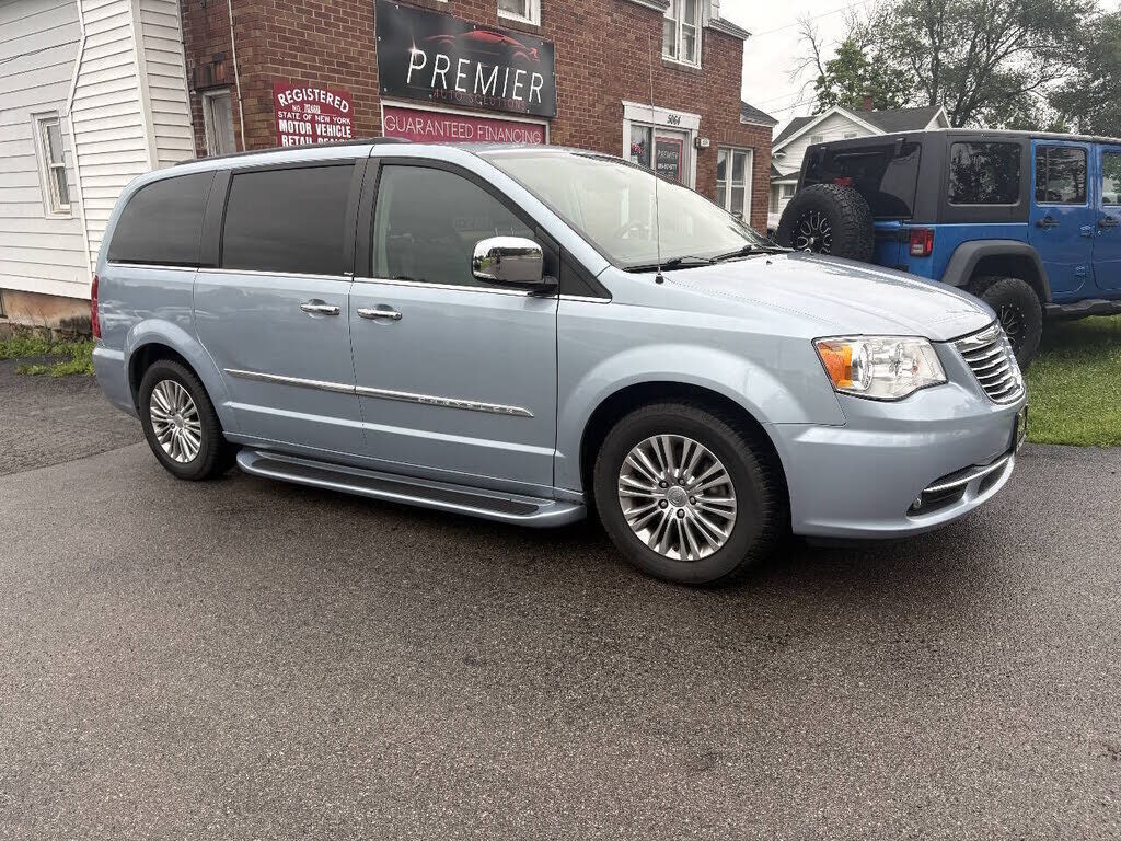 2013 CHRYSLER Town and Country