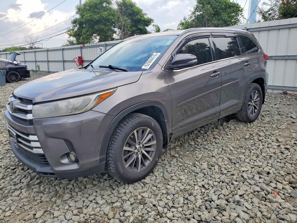 2017 TOYOTA Highlander