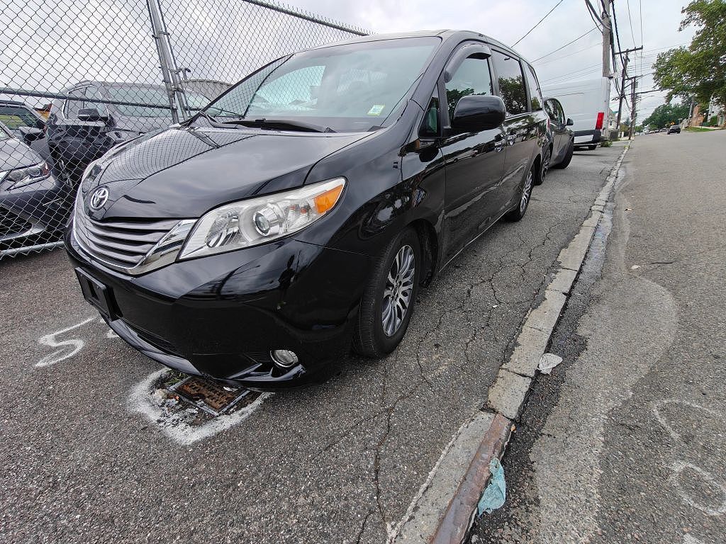 2017 TOYOTA Sienna