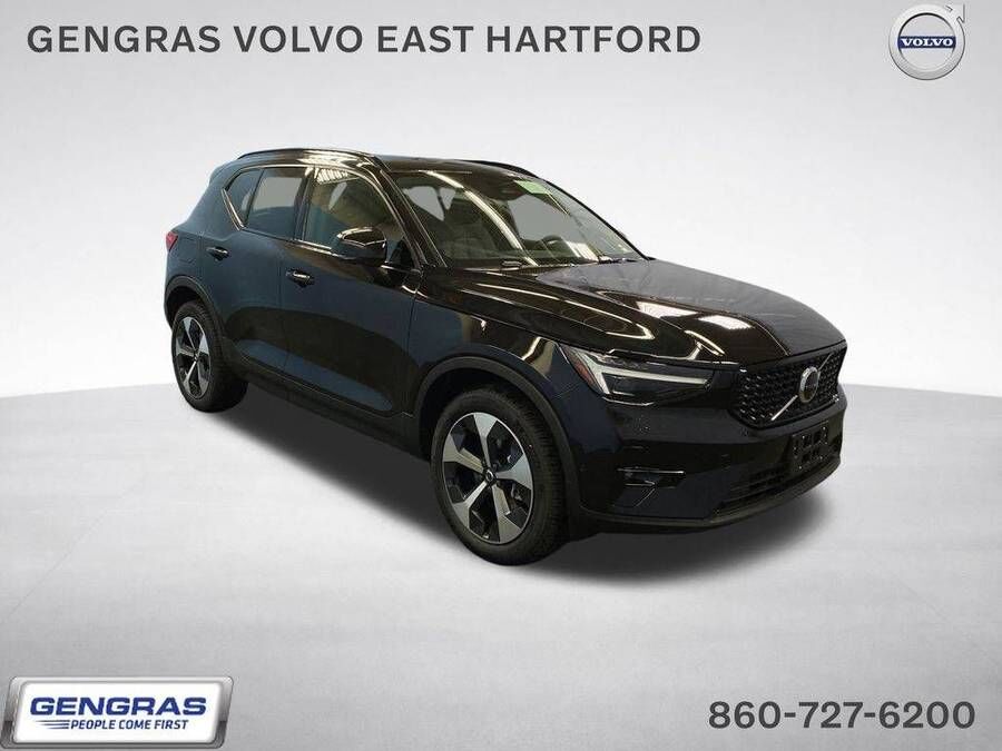 2026 VOLVO XC40