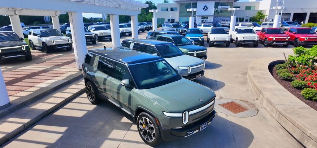 2025 RIVIAN R1S