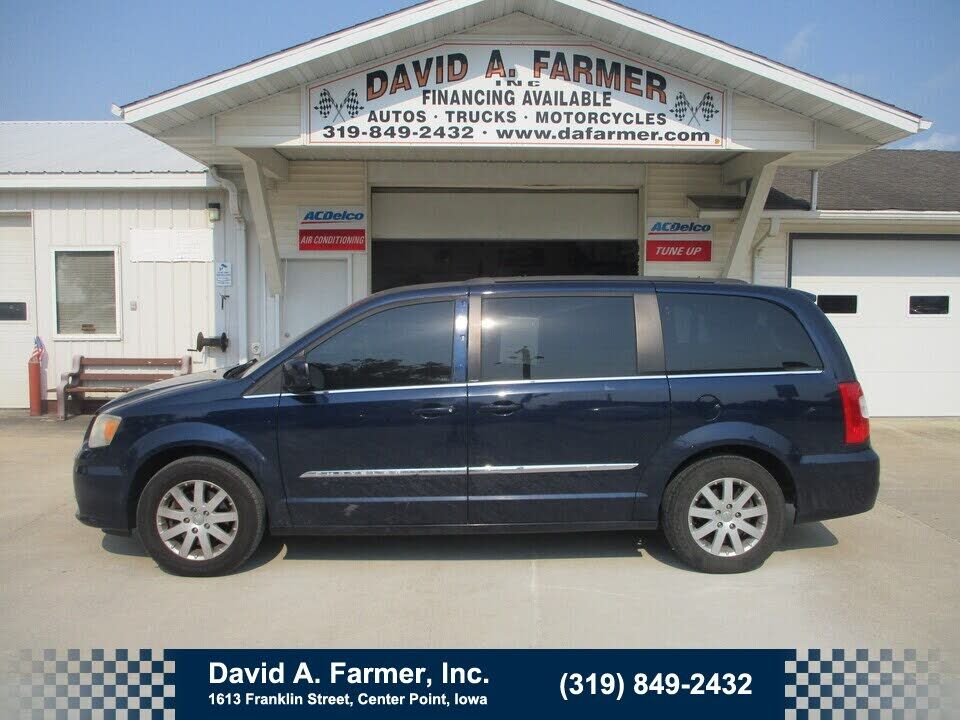 2014 CHRYSLER Town and Country