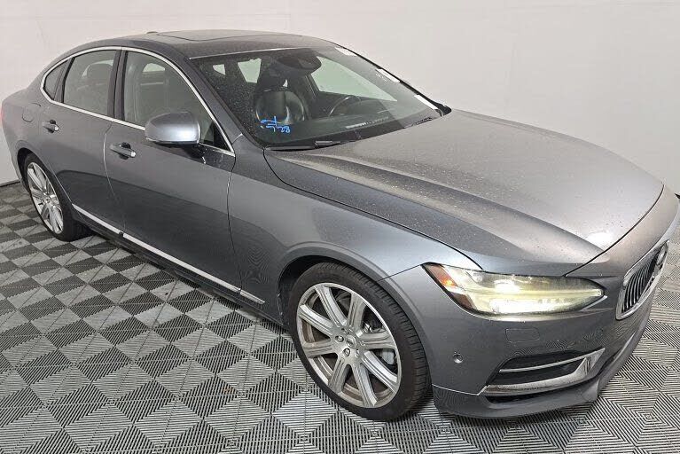 2017 VOLVO S90