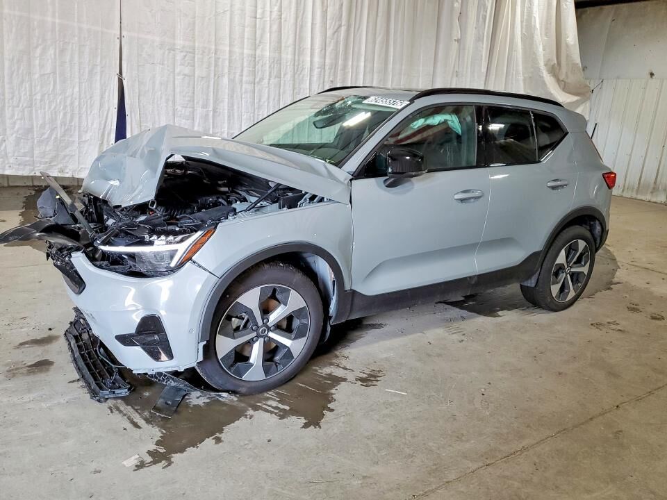 2026 VOLVO XC40