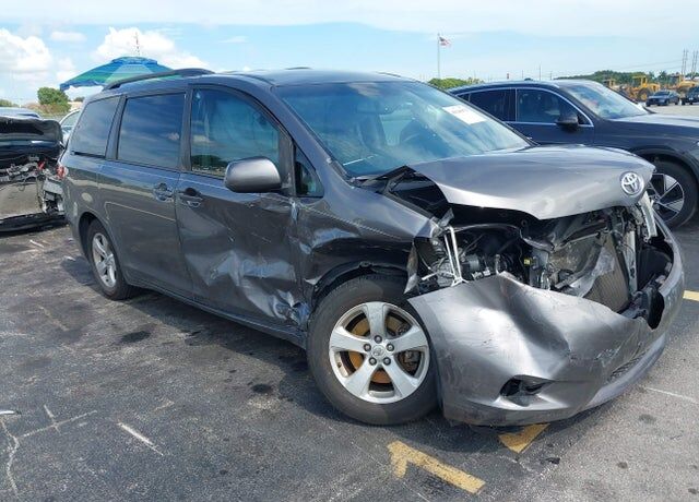 2017 TOYOTA Sienna