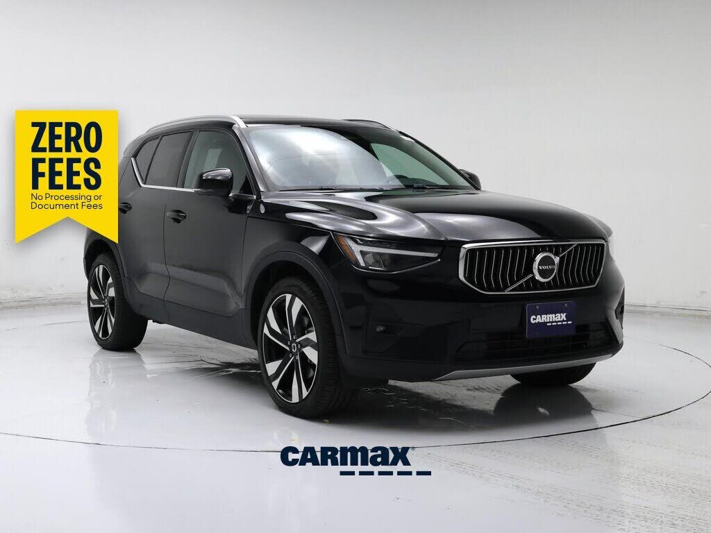 2025 VOLVO XC40