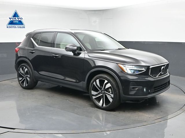 2023 VOLVO XC40