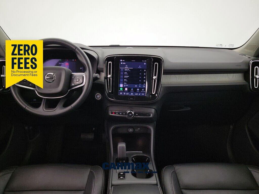 2023 VOLVO XC40