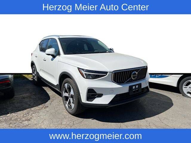2025 VOLVO XC40