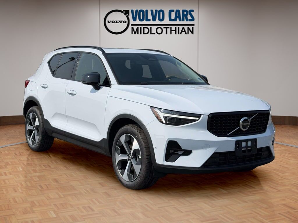 2026 VOLVO XC40