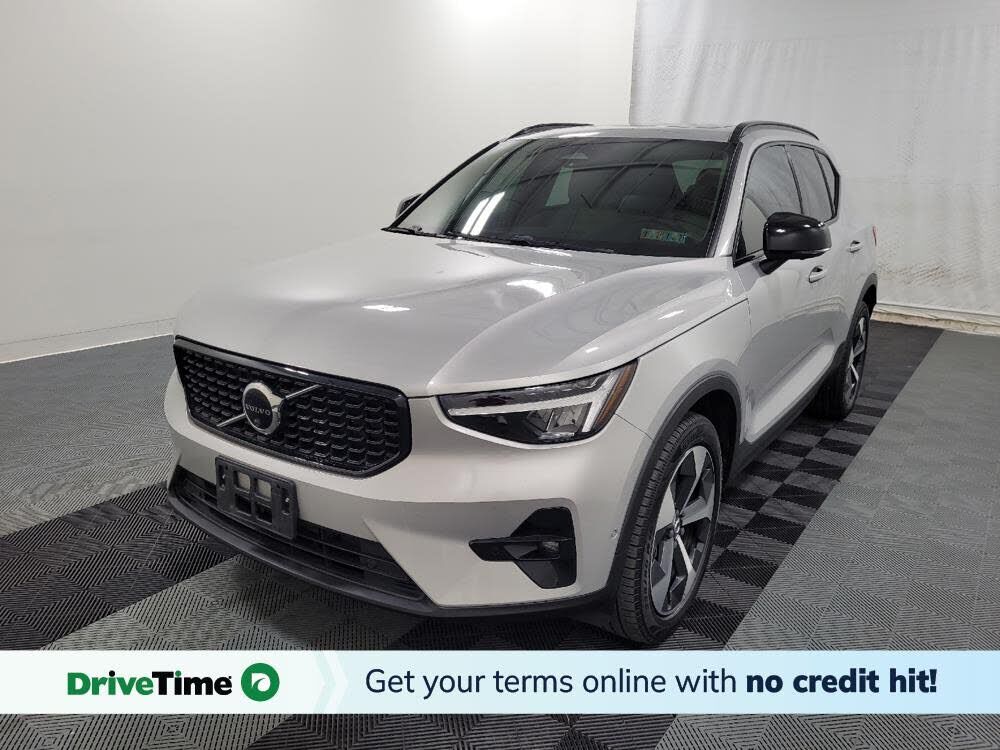 2023 VOLVO XC40