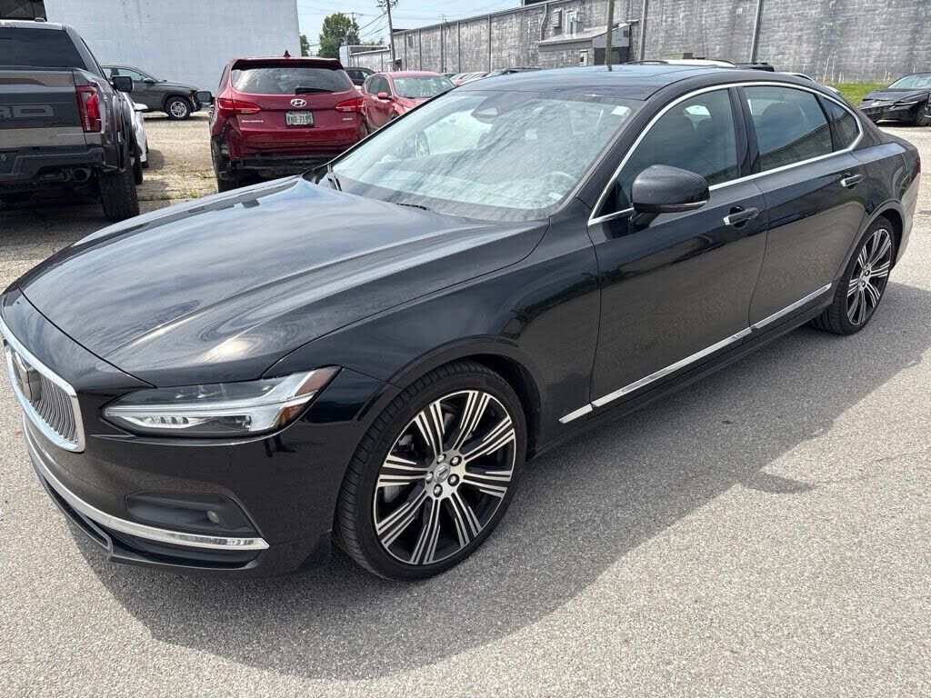 2022 VOLVO S90