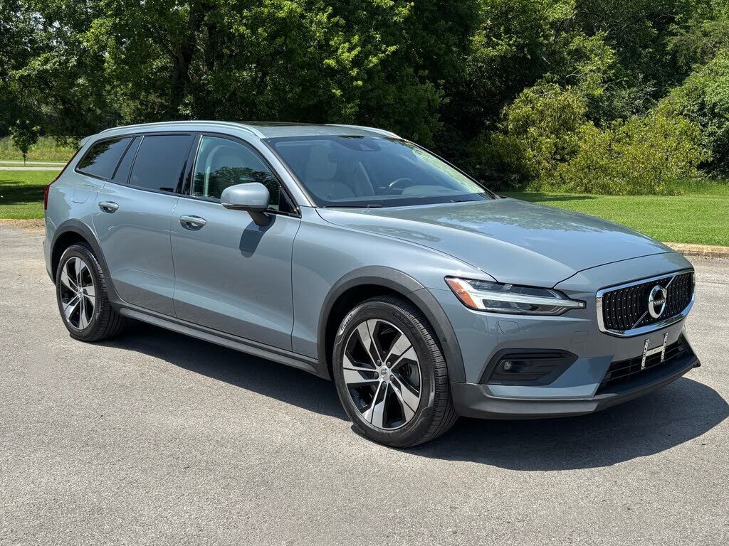 2022 VOLVO V60CC