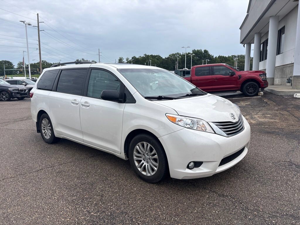 2017 TOYOTA Sienna