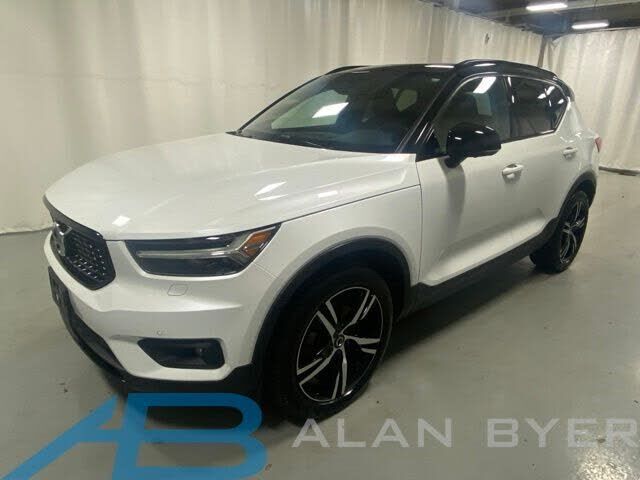 2021 VOLVO XC40