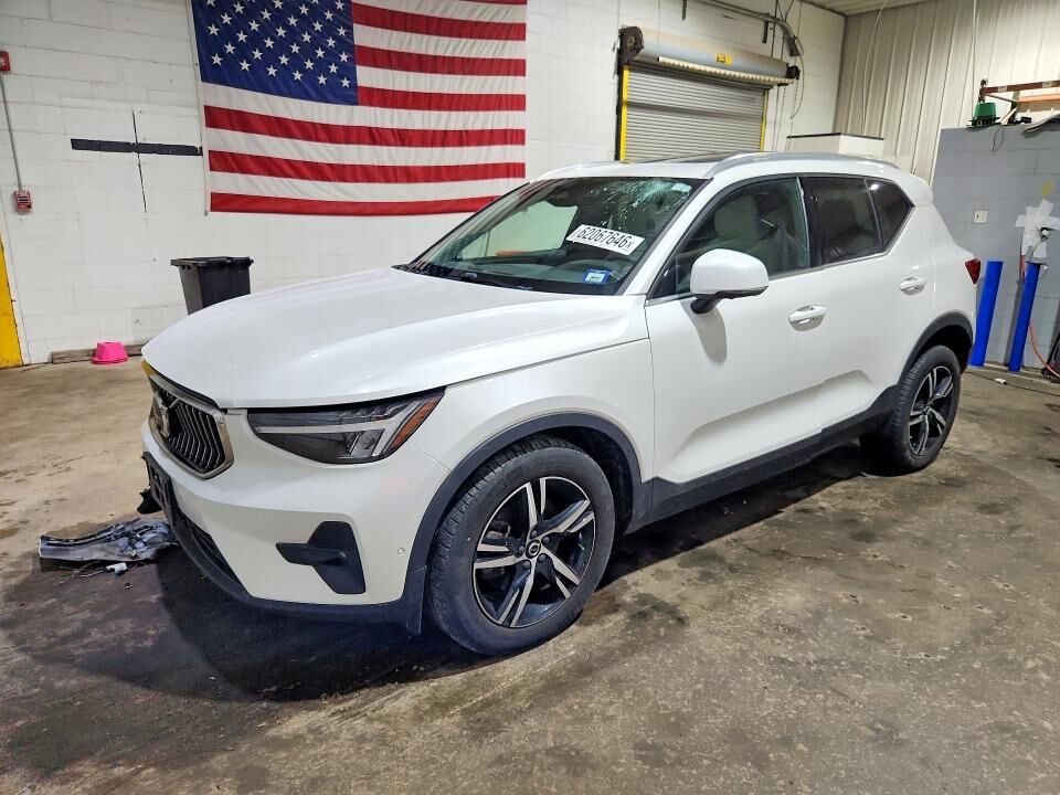 2023 VOLVO XC40