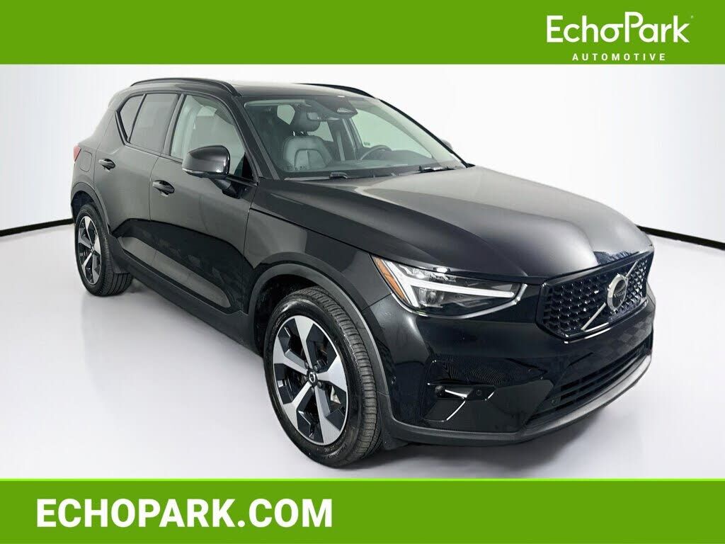 2026 VOLVO XC40