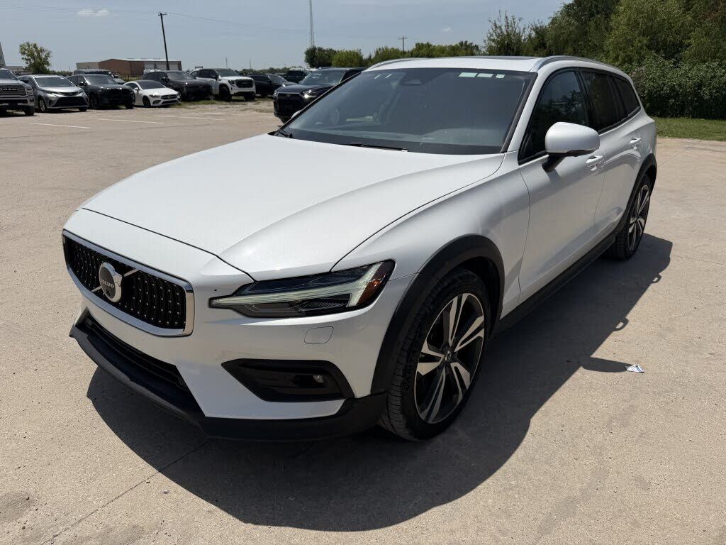 2025 VOLVO V60CC