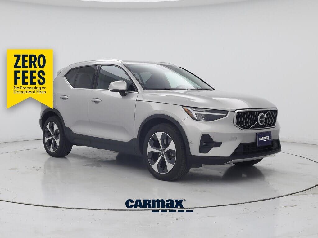 2025 VOLVO XC40