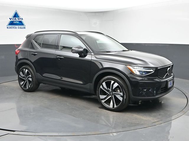 2023 VOLVO XC40