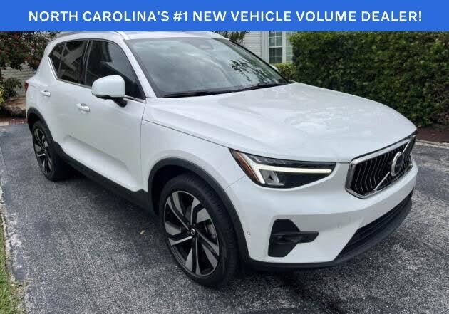 2023 VOLVO XC40