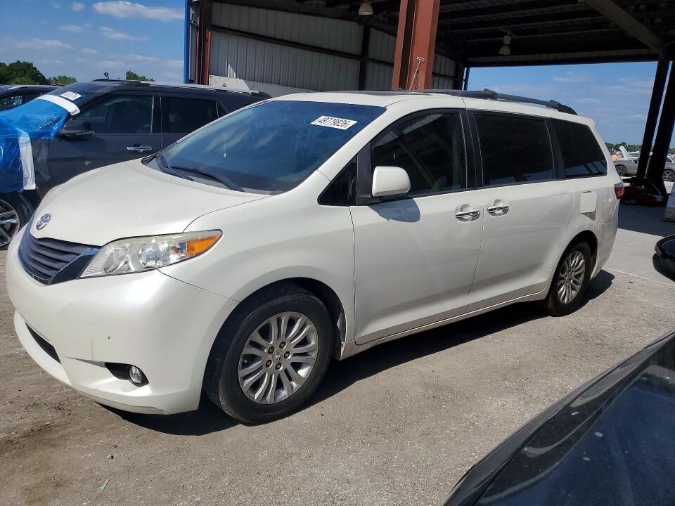 2017 TOYOTA Sienna