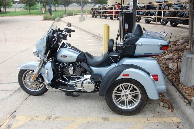 2023 HARLEY DAVIDSON FLHTCUTG / Tri Glide Ultra