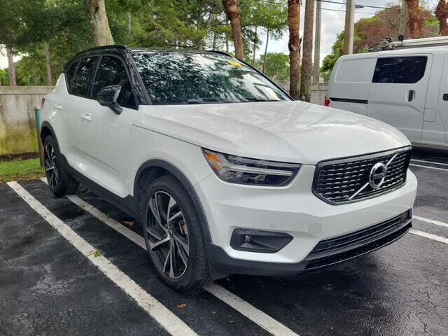2022 VOLVO XC40