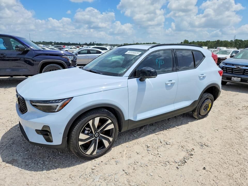2025 VOLVO XC40