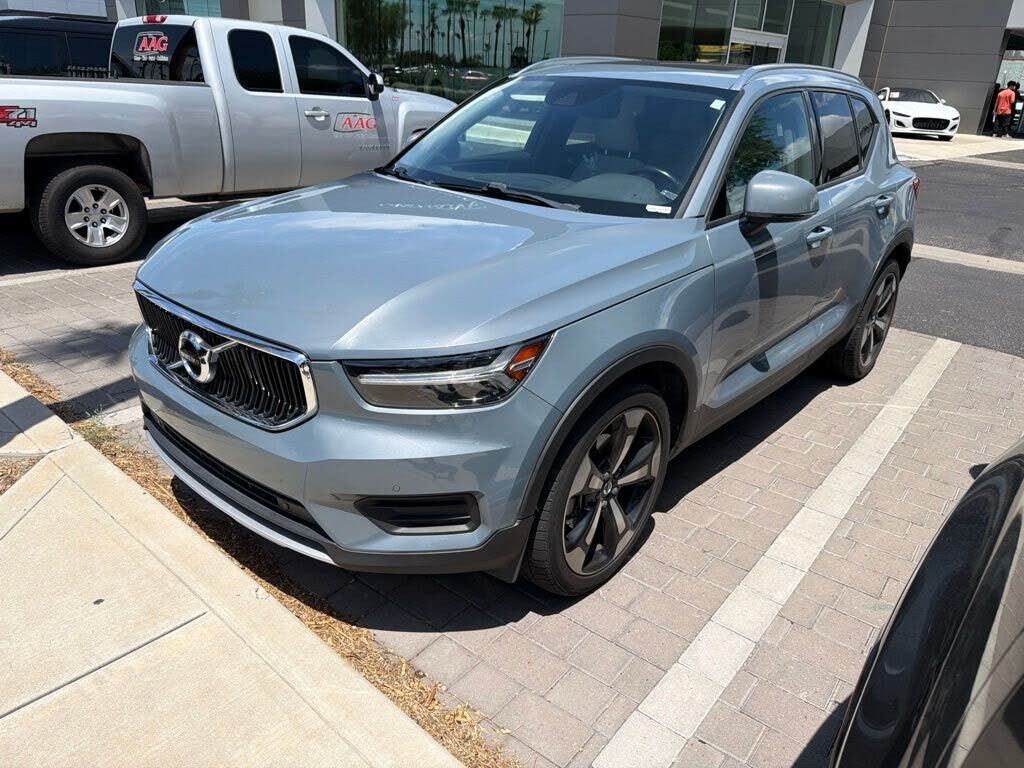 2020 VOLVO XC40