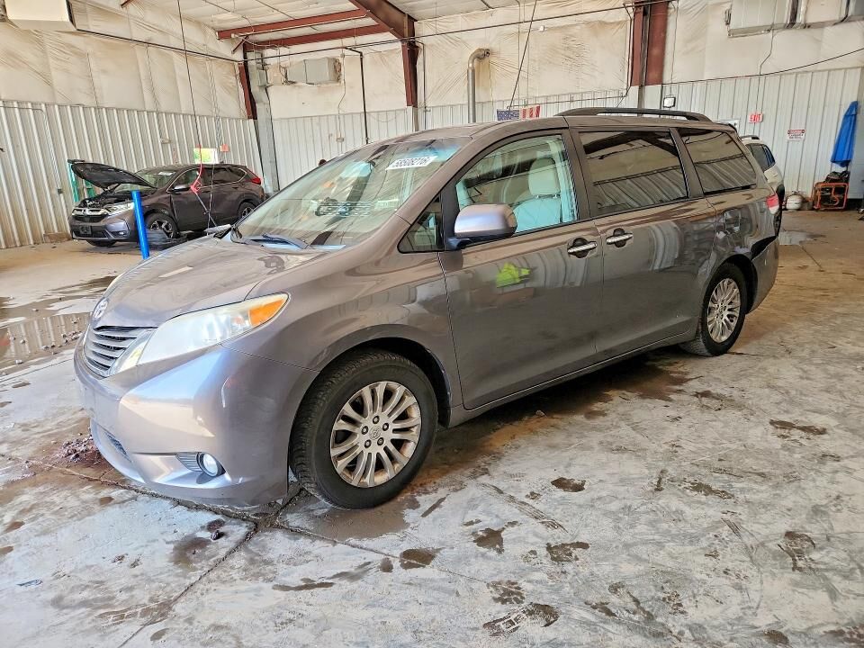 2014 TOYOTA Sienna