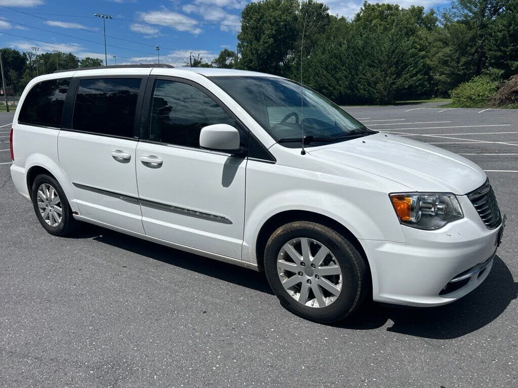 2014 CHRYSLER Town and Country
