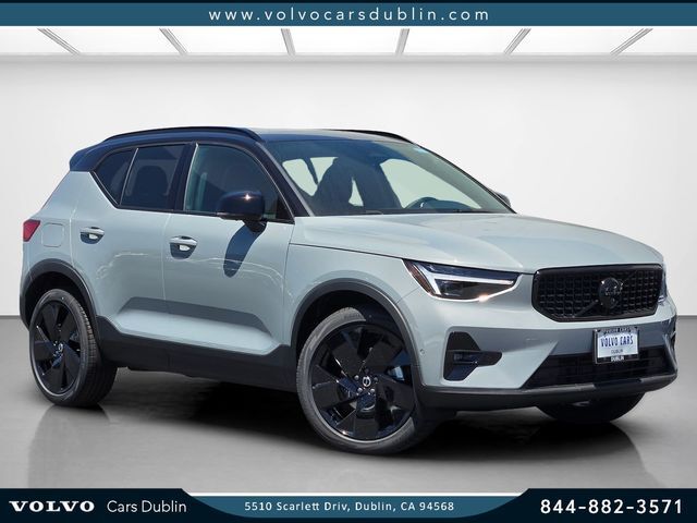 2026 VOLVO XC40