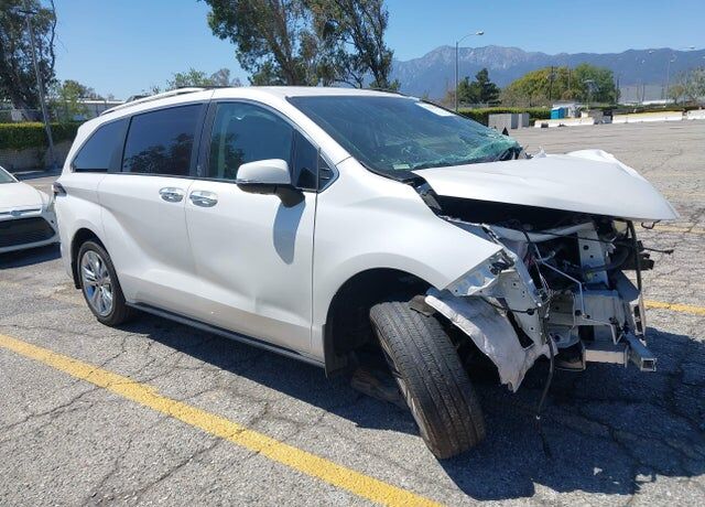 2024 TOYOTA Sienna