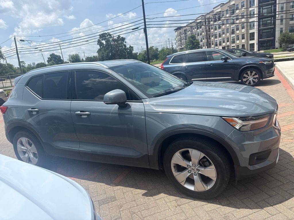 2022 VOLVO XC40