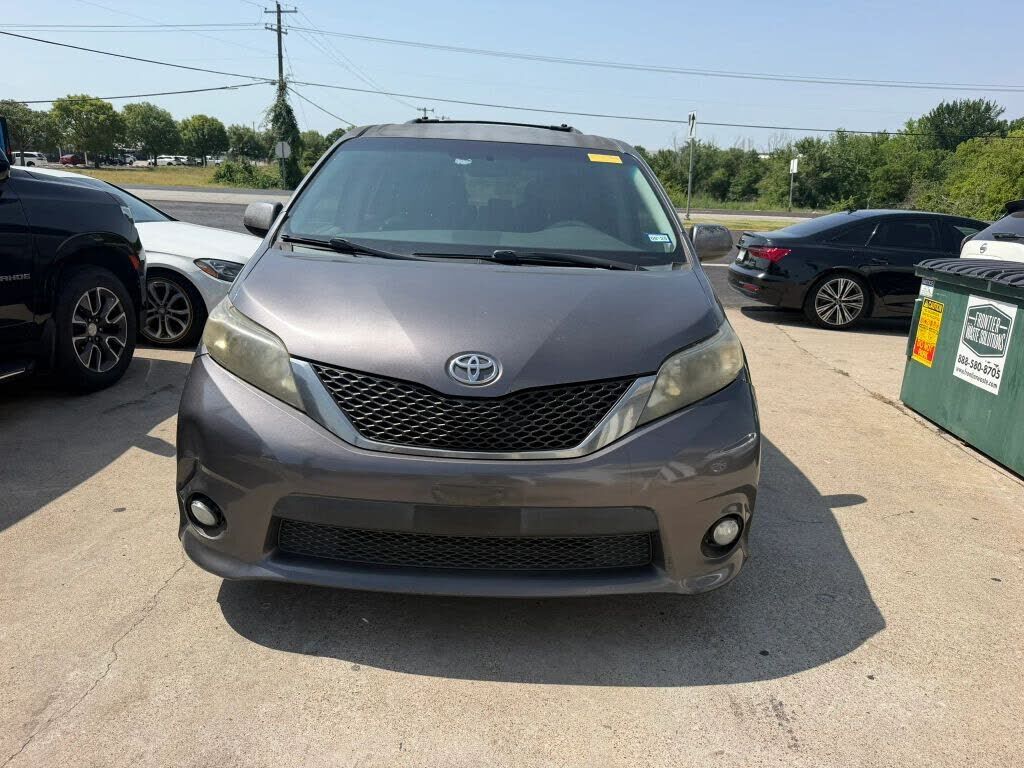 2011 TOYOTA Sienna