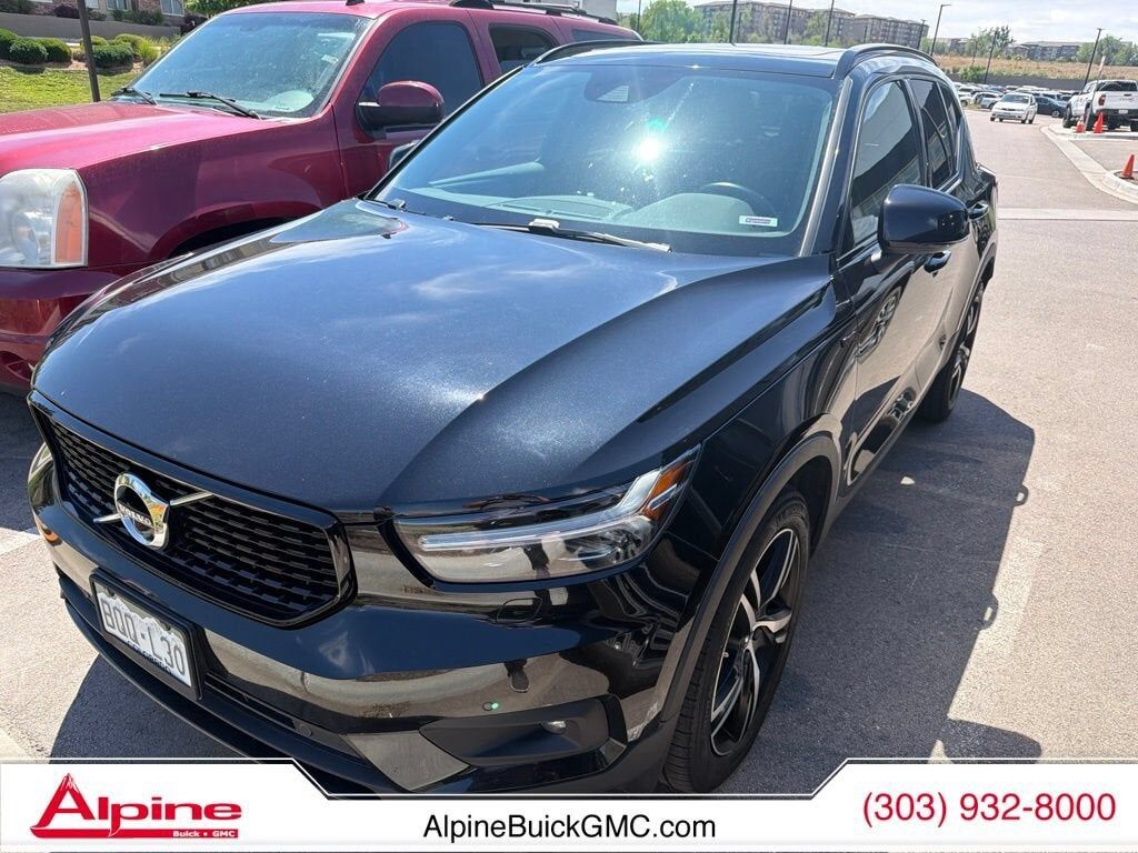 2021 VOLVO XC40